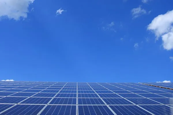 Bedrijfsdak met grote zonnepaneleninstallatie