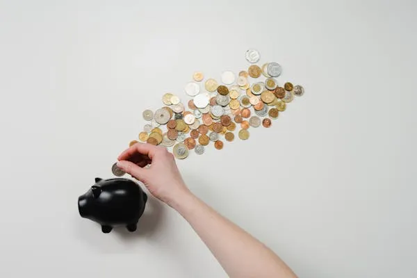 Bureau met laptop en financiële documenten